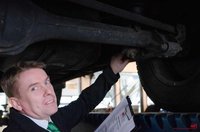 Eine Hebebühne muss immer zur Verfügung stehen, um  Kfz-Schäden umfassend zu bewerten